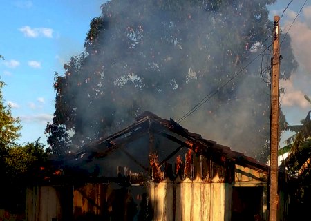 Urgente: Corpo de Bombeiros é acionado para conter fogo em residência de Itaporã
