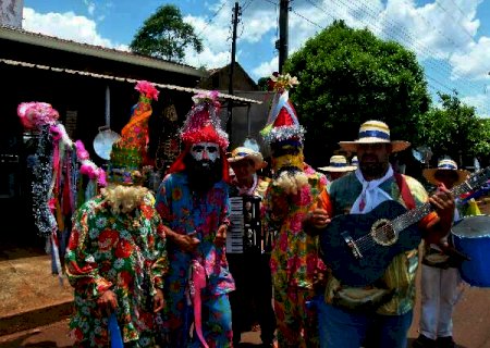 Depois de 2 anos, Folia de Reis volta para as ruas do interior de MS