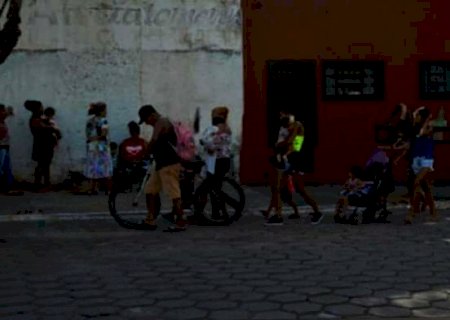 Famílias formam longa fila para receber doação de osso em Corumbá