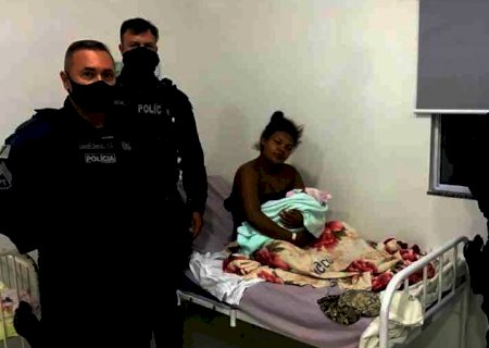 Mãe dá à luz em casa e consegue reanimar bebê após orientação de PM por telefone