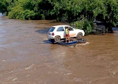 Para ir de uma margem a outra, ribeirinho transporta carro em lanchas