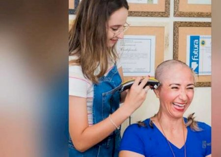 Professora cumpre promessa e raspa cabelo após alunar tirar nota 1000 na redação da UFMS