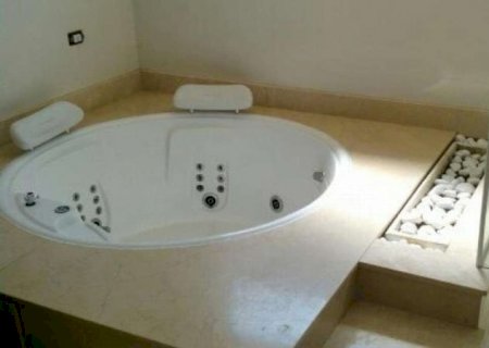 Mulher afirma que engravidou sozinha em banheira de hotel e marido decide processar o local