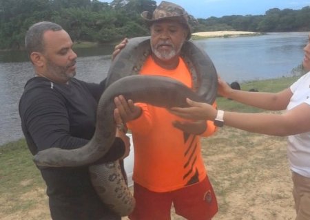 Guarda-vidas espantou sucuris, jacarés e ariranhas para proteger atores em gravação do remake de 'Pantanal'