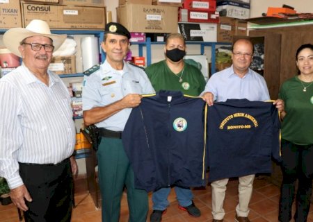 Em Bonito, Barbosinha garante uniforme e aparelhagem de som para Patrulha Mirim Ambiental