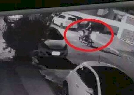 C&acirc;mera flagra assaltante empurrando moto durante furto na Vila Margarida