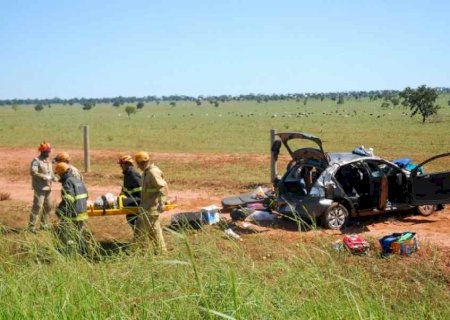 Carro capota na MS-395 após pneu estourar e duas pessoas ficam presas nas ferragens