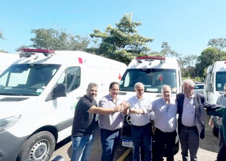 Em Campo Grande, prefeito Marcos Pacco recebe ambulância UTI para atender Hospital de Itaporã