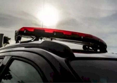 Ladrão é perseguido e cercado por populares ao invadir casa