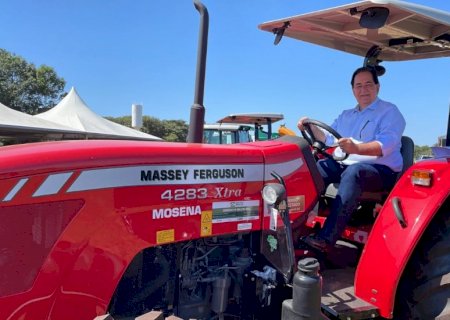 Prefeito Marcos Pacco recebe do nesta segunda-feira (18), um trator e um caminhão 0Km