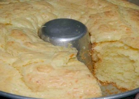Bolo de pão de queijo simples pronto em 30 minutos
