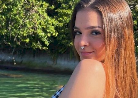 De biquíni, Mel Maia exibe a cinturinha fina na piscina