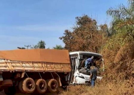 Carreta n&atilde;o aguenta subir ladeira, desce de r&eacute; e atinge &ocirc;nibus escolar em Rio Brilhante