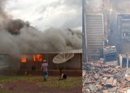 Queda de raio causa incêndio e destrói casa em Nova Andradina