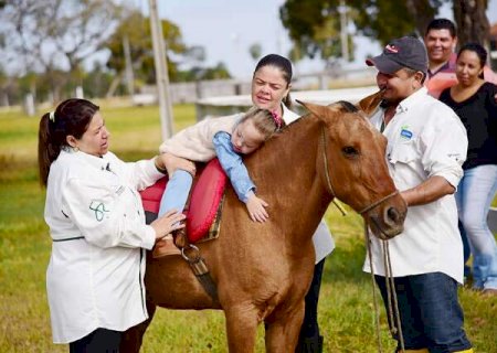 &ldquo;Terapia com cavalos&rdquo; &eacute; alternativa para pessoas com necessidades motoras em MS