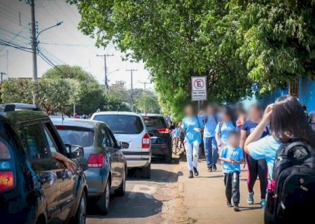 Pais reclamam de tr&acirc;nsito tumultuado em frente &agrave; escola municipal