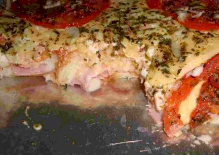 Fácil de preparar, pizza de pão de forma é econômica e fica uma delícia