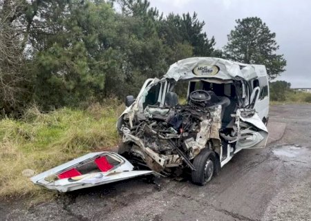 Acidente entre van e caminhão deixa sete mortos e três feridos no Paraná