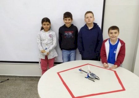 Alunos da Escola Sesi de Maracaju constroem helicóptero em aula de robótica