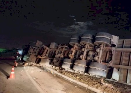Itaporã: Carreta carregada de milho tomba na MS-157, na entrada do distrito de Santa Teresinha