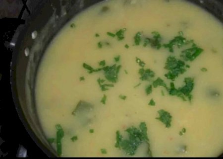 Para fazer no frio: sopa de fubá com couve pronta em 30 minutos
