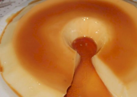 Delicioso pudim de geladeira com ingrediente 'secreto' não vai ao forno e economiza gás