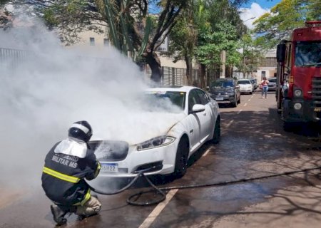 Jaguar avaliado em R$ 200 mil pega fogo e Bombeiros são acionados