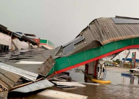 Temporal e granizo destroem cobertura de posto e derrubam &aacute;rvores em Bodoquena
