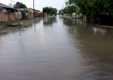 Em apenas 20 minutos, cidade fica alagada e alerta &eacute; de temporal