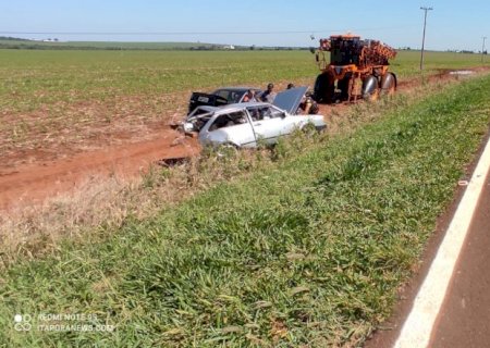 Carro fica destruído após ser atingido na traseira entre Itaporã e o distrito de Montese