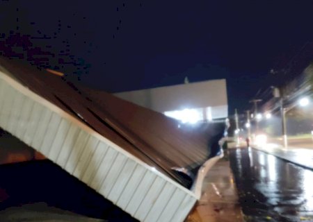 Vendaval derruba parte da cobertura da nova rodoviária de Itaporã (Vídeo)