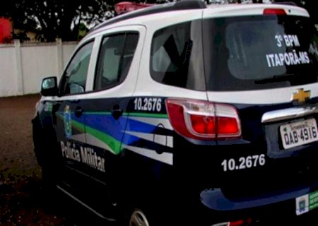 Em Itaporã homem encontra cartão bancário no chão e é preso após fazer compras com ele