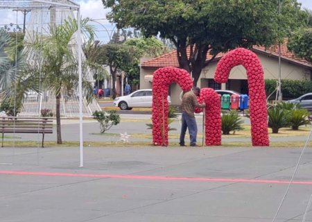 Praça está sendo transformada para receber o Natal Luz neste sábado dia 10 em Jateí