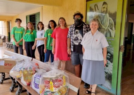 Projeto escolar de Caarapó entrega cestas básicas à Associação Frei Eucário