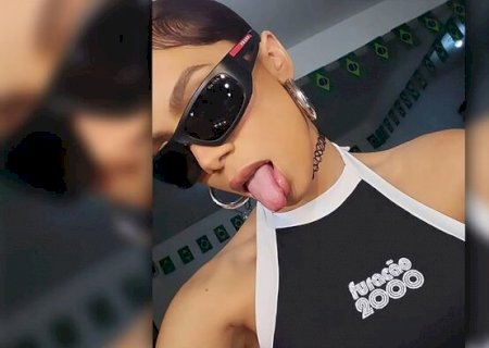 Anitta causa polêmica ao gravar clipe simulando sexo