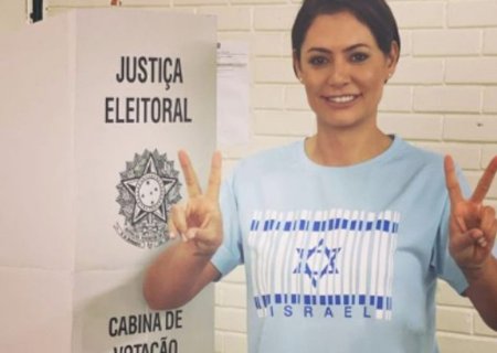 Líder do PL lança Michelle Bolsonaro como opção para eleições de 2026