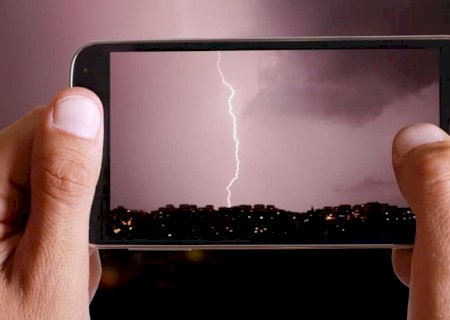Homem é atingido por descarga elétrica de um raio quando usava o celular no 'viva voz' em Glória