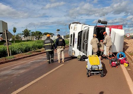 Carreta tomba no trevo de acesso em Dourados
