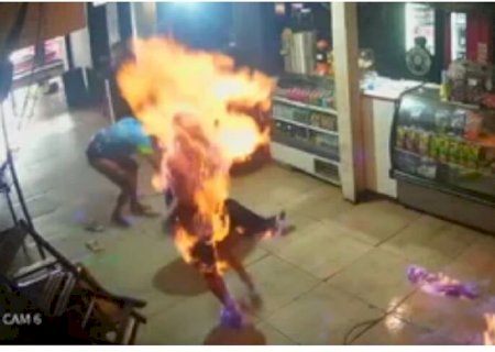 Mulher ateia fogo em outra, que queima viva em bar (vídeo)