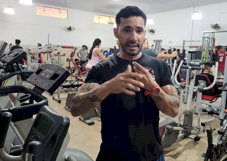 Personal trainer Sandro Luiz divulga programas de emagrecimento. Veja