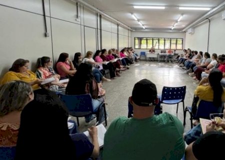 Professores de Dourados discutem ano letivo e recebem smartphones funcionais