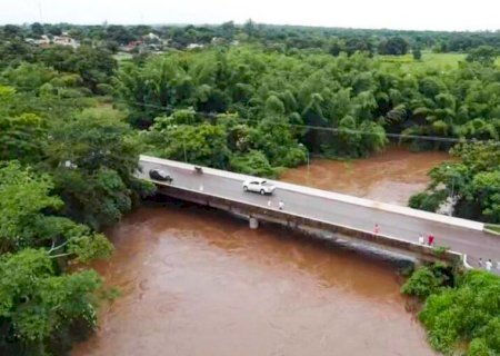 Ponte de Nioaque tem trânsito interditado após fortes chuvas