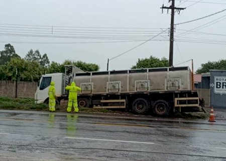Caminhão do PR carregado de peixes cai em valeta às margens da BR-163 em Caarapó