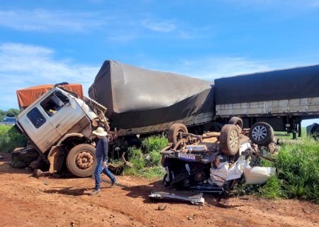 Grave acidente envolvendo carretas e carro entre Itaporã e Maracaju (Fotos e vídeo)
