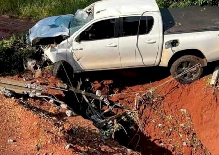 Motorista perde controle, caminhonete cai em vala e duas pessoas ficam feridas