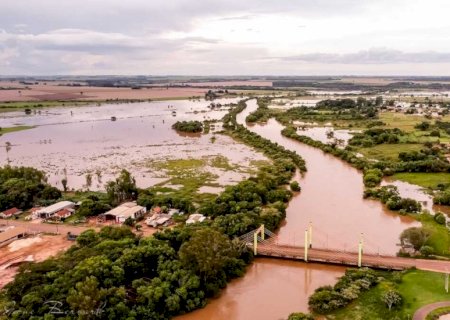 Ilha do Sol fica submersa com a cheia do Rio Dourados que transborda em Fátima do Sul