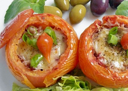 Tomate recheado com carne seca é receita simples que fica uma delícia