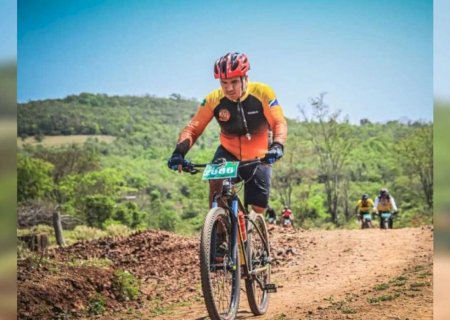 Sobre duas rodas e com apenas uma perna, ciclista ressignificou a vida após acidente trágico