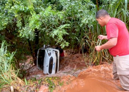 Carro é levado por enxurrada com mulher dentro e vai parar no córregoe em Vicentina
