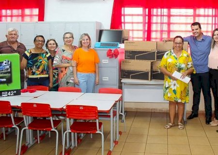 Prefeitura de Douradina faz entrega de equipamentos mobiliário as Escolas da Rede Municipal